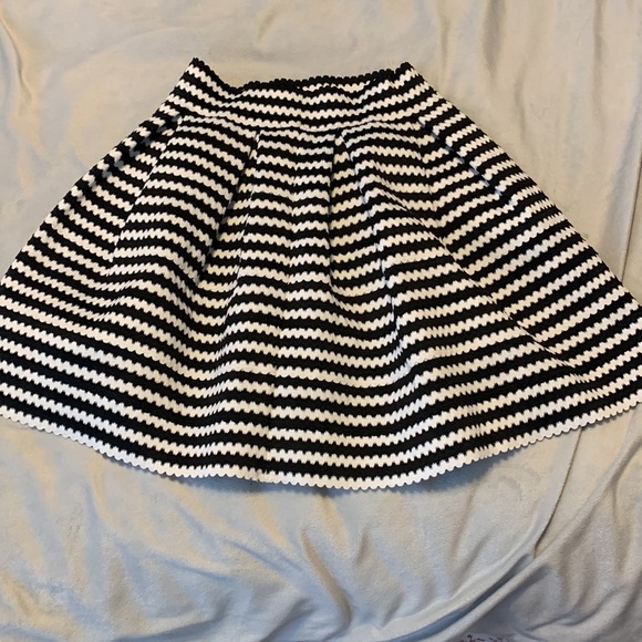 Express black and white pleated rikrak mini skirt structured wavy thick size XS - Picture 1 of 7